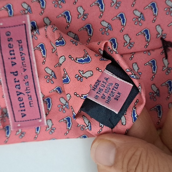 Vineyard Vines pink and blue silk tie splashing whale print - Picture 5 of 9